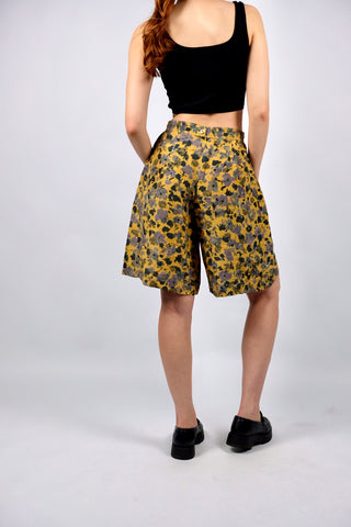tolle 80s/90s Bermuda-Shorts im Hosenrock-Stil in schönem Senf mit hoher Taille und abstrakt-floralem Muster in gedecktem Grau, Braun, Grün und Lila – luftig leicht und fließender Fall, vermutlich aus reiner Seide gefertigt – ideal für eine heutige S und ein absolutes Highlight