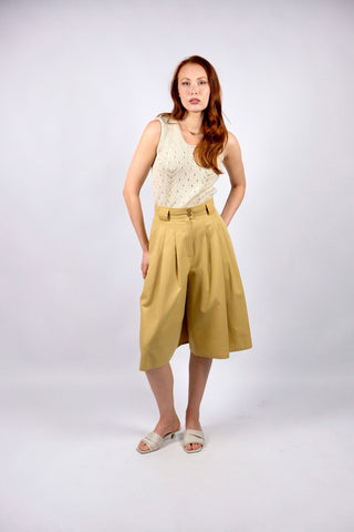 Senfgelbe 80s/90s Culotte/Bermuda im Hosenrock-Stil mit hoher Taille, Bundfalten, Gürtelschlaufen und seitlichen Eingrifftaschen – ideal für eine heutige S und ein absolutes Highlight