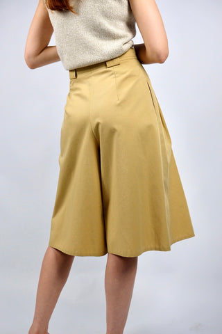 Senfgelbe 80s/90s Culotte/Bermuda im Hosenrock-Stil mit hoher Taille, Bundfalten, Gürtelschlaufen und seitlichen Eingrifftaschen – ideal für eine heutige S und ein absolutes Highlight