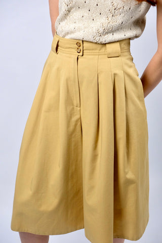 Senfgelbe 80s/90s Culotte/Bermuda im Hosenrock-Stil mit hoher Taille, Bundfalten, Gürtelschlaufen und seitlichen Eingrifftaschen – ideal für eine heutige S und ein absolutes Highlight