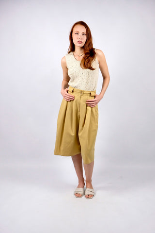 Senfgelbe 80s/90s Culotte/Bermuda im Hosenrock-Stil mit hoher Taille, Bundfalten, Gürtelschlaufen und seitlichen Eingrifftaschen – ideal für eine heutige S und ein absolutes Highlight