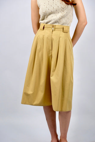 Senfgelbe 80s/90s Culotte/Bermuda im Hosenrock-Stil mit hoher Taille, Bundfalten, Gürtelschlaufen und seitlichen Eingrifftaschen – ideal für eine heutige S und ein absolutes Highlight