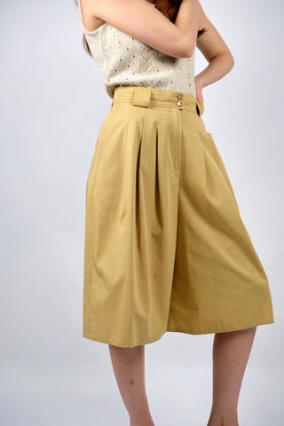 Senfgelbe 80s/90s Culotte/Bermuda im Hosenrock-Stil mit hoher Taille, Bundfalten, Gürtelschlaufen und seitlichen Eingrifftaschen – ideal für eine heutige S und ein absolutes Highlight