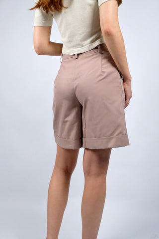 80s/90s Bundfaltenshorts made in Italy, klassischer High Waist Schnitt mit seitlichen Eingrifftaschen und tolle Farbe (Altrosa/Mauve) – diese Shorts ist Deadstock, d.h. ungetragen mit Originaletikett und somit ein seltenes Fundstück sowie absolutes Highlight – passend für eine heutige S