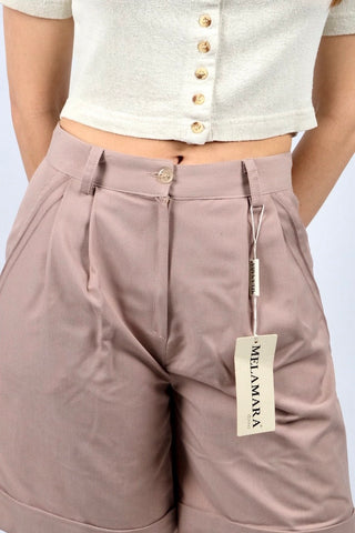 80s/90s Bundfaltenshorts made in Italy, klassischer High Waist Schnitt mit seitlichen Eingrifftaschen und tolle Farbe (Altrosa/Mauve) – diese Shorts ist Deadstock, d.h. ungetragen mit Originaletikett und somit ein seltenes Fundstück sowie absolutes Highlight – passend für eine heutige S