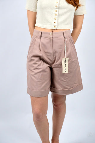 80s/90s Bundfaltenshorts made in Italy, klassischer High Waist Schnitt mit seitlichen Eingrifftaschen und tolle Farbe (Altrosa/Mauve) – diese Shorts ist Deadstock, d.h. ungetragen mit Originaletikett und somit ein seltenes Fundstück sowie absolutes Highlight – passend für eine heutige S