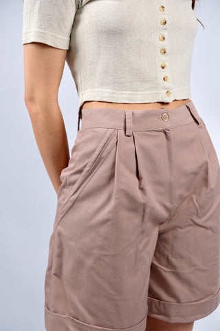 80s/90s Bundfaltenshorts made in Italy, klassischer High Waist Schnitt mit seitlichen Eingrifftaschen und tolle Farbe (Altrosa/Mauve) – diese Shorts ist Deadstock, d.h. ungetragen mit Originaletikett und somit ein seltenes Fundstück sowie absolutes Highlight – passend für eine heutige S