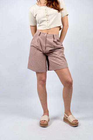 80s/90s Bundfaltenshorts made in Italy, klassischer High Waist Schnitt mit seitlichen Eingrifftaschen und tolle Farbe (Altrosa/Mauve) – diese Shorts ist Deadstock, d.h. ungetragen mit Originaletikett und somit ein seltenes Fundstück sowie absolutes Highlight – passend für eine heutige S