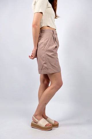 80s/90s Bundfaltenshorts made in Italy, klassischer High Waist Schnitt mit seitlichen Eingrifftaschen und tolle Farbe (Altrosa/Mauve) – diese Shorts ist Deadstock, d.h. ungetragen mit Originaletikett und somit ein seltenes Fundstück sowie absolutes Highlight – passend für eine heutige S