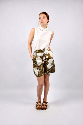 Traumhafte 80s Shorts made in Italy aus Seide (vermutlich handelt es sich um eine hochwertige Duchesse- oder Shantung-/Wildseide) – die Shorts hat einen edlen, matten Glanz und ein florales Muster in tollen Farben (Braun, Weiß, Creme, Greige, Salbei, Hellgrün und Weinrot) sowie klassischen Ultra High Waist Schnitt mit zwei Knöpfen, Bundfalten und seitlichen Eingrifftaschen – ein Signature-Design der gehobenen 80s-Mode, ein seltenes Fundstück und absolutes Highlight in hervorragendem Zustand.