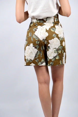Traumhafte 80s Shorts made in Italy aus Seide (vermutlich handelt es sich um eine hochwertige Duchesse- oder Shantung-/Wildseide) – die Shorts hat einen edlen, matten Glanz und ein florales Muster in tollen Farben (Braun, Weiß, Creme, Greige, Salbei, Hellgrün und Weinrot) sowie klassischen Ultra High Waist Schnitt mit zwei Knöpfen, Bundfalten und seitlichen Eingrifftaschen – ein Signature-Design der gehobenen 80s-Mode, ein seltenes Fundstück und absolutes Highlight in hervorragendem Zustand.