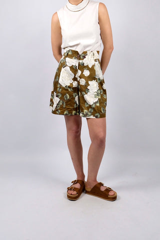 Traumhafte 80s Shorts made in Italy aus Seide (vermutlich handelt es sich um eine hochwertige Duchesse- oder Shantung-/Wildseide) – die Shorts hat einen edlen, matten Glanz und ein florales Muster in tollen Farben (Braun, Weiß, Creme, Greige, Salbei, Hellgrün und Weinrot) sowie klassischen Ultra High Waist Schnitt mit zwei Knöpfen, Bundfalten und seitlichen Eingrifftaschen – ein Signature-Design der gehobenen 80s-Mode, ein seltenes Fundstück und absolutes Highlight in hervorragendem Zustand.