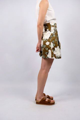 Traumhafte 80s Shorts made in Italy aus Seide (vermutlich handelt es sich um eine hochwertige Duchesse- oder Shantung-/Wildseide) – die Shorts hat einen edlen, matten Glanz und ein florales Muster in tollen Farben (Braun, Weiß, Creme, Greige, Salbei, Hellgrün und Weinrot) sowie klassischen Ultra High Waist Schnitt mit zwei Knöpfen, Bundfalten und seitlichen Eingrifftaschen – ein Signature-Design der gehobenen 80s-Mode, ein seltenes Fundstück und absolutes Highlight in hervorragendem Zustand.