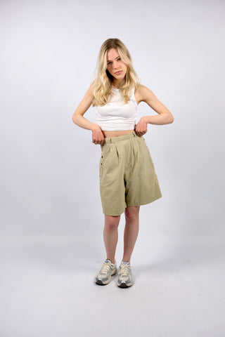 beige 80s/90s High Waist Baumwollshorts made in France im Bermuda-Schnitt mit seitlichen Druckknöpfen und Eingrifftaschen – ideal für eine heutige XS