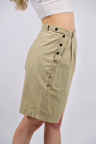 beige 80s/90s High Waist Baumwollshorts made in France im Bermuda-Schnitt mit seitlichen Druckknöpfen und Eingrifftaschen – ideal für eine heutige XS