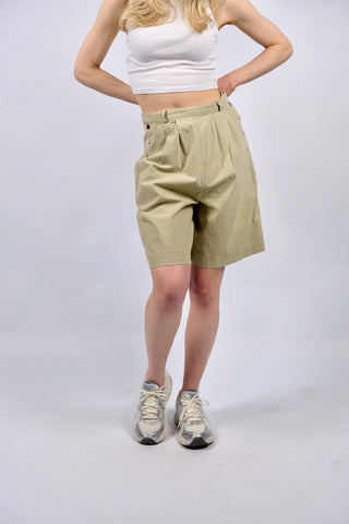 beige 80s/90s High Waist Baumwollshorts made in France im Bermuda-Schnitt mit seitlichen Druckknöpfen und Eingrifftaschen – ideal für eine heutige XS
