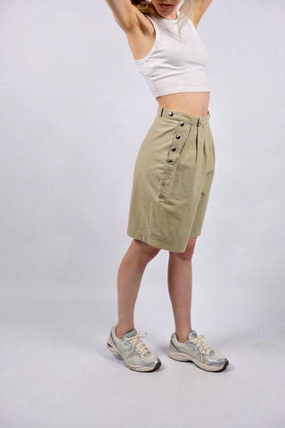 beige 80s/90s High Waist Baumwollshorts made in France im Bermuda-Schnitt mit seitlichen Druckknöpfen und Eingrifftaschen – ideal für eine heutige XS