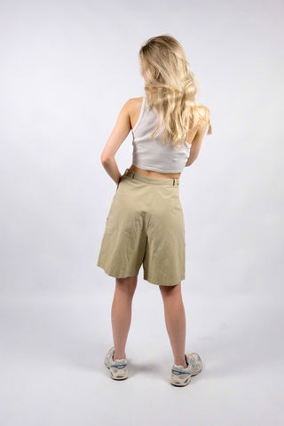 beige 80s/90s High Waist Baumwollshorts made in France im Bermuda-Schnitt mit seitlichen Druckknöpfen und Eingrifftaschen – ideal für eine heutige XS