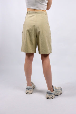 beige 80s/90s High Waist Baumwollshorts made in France im Bermuda-Schnitt mit seitlichen Druckknöpfen und Eingrifftaschen – ideal für eine heutige XS