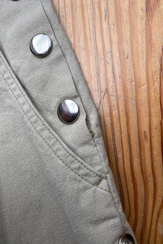 beige 80s/90s High Waist Baumwollshorts made in France im Bermuda-Schnitt mit seitlichen Druckknöpfen und Eingrifftaschen – ideal für eine heutige XS