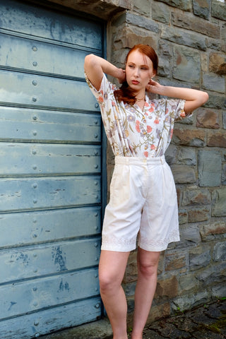 Cremefarbene 80s/90s Bermuda-Shorts aus Viskose- und Leinenmischung – toller Schnitt mit hoher Taille, seitlichen Eingrifftaschen und hübschen Stickereien am Saum – ideal für eine heutige S und ein absolutes Highlight