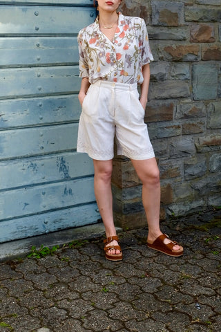 Cremefarbene 80s/90s Bermuda-Shorts aus Viskose- und Leinenmischung – toller Schnitt mit hoher Taille, seitlichen Eingrifftaschen und hübschen Stickereien am Saum – ideal für eine heutige S und ein absolutes Highlight