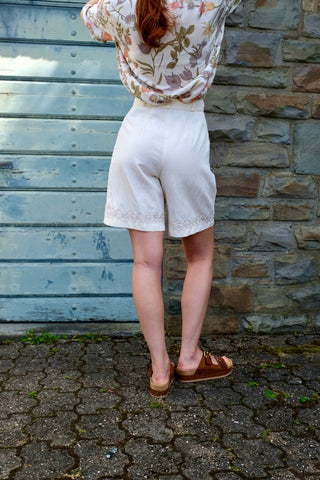 Cremefarbene 80s/90s Bermuda-Shorts aus Viskose- und Leinenmischung – toller Schnitt mit hoher Taille, seitlichen Eingrifftaschen und hübschen Stickereien am Saum – ideal für eine heutige S und ein absolutes Highlight