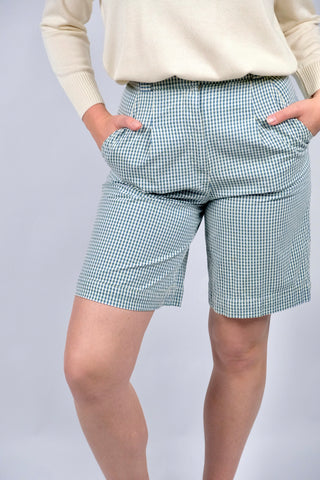 Karierte 80s/90s Shorts mit hoher Taille und seitlichen Eingrifftaschen – wir empfehlen die Shorts einer kleinen L oder der Zwischengröße M/L, bitte Maße beachten