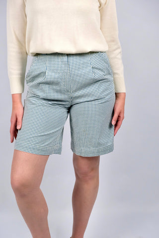 Karierte 80s/90s Shorts mit hoher Taille und seitlichen Eingrifftaschen – wir empfehlen die Shorts einer kleinen L oder der Zwischengröße M/L, bitte Maße beachten