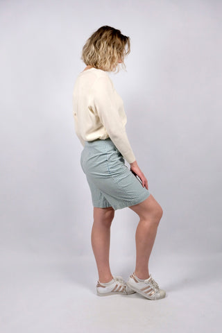 Karierte 80s/90s Shorts mit hoher Taille und seitlichen Eingrifftaschen – wir empfehlen die Shorts einer kleinen L oder der Zwischengröße M/L, bitte Maße beachten