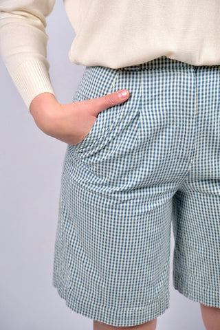 Karierte 80s/90s Shorts mit hoher Taille und seitlichen Eingrifftaschen – wir empfehlen die Shorts einer kleinen L oder der Zwischengröße M/L, bitte Maße beachten