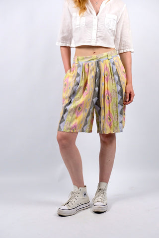 80s/90s Bermuda-Shorts aus reiner Viskose im Hosenrock-Stil mit hoher Taille, leicht elastischem Gummizugbund, Gürtelschlaufen, Bundfalten, seitlichen Eingrifftaschen und buntem Crazy Pattern Print – tragbar von einer heutigen M bis L