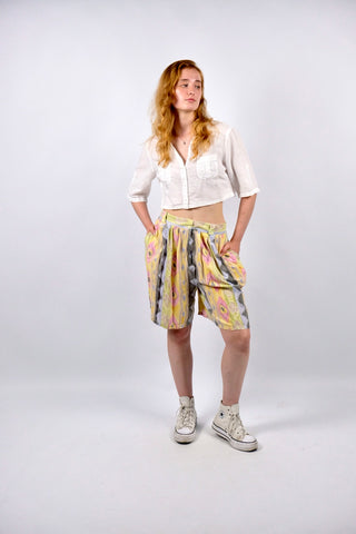 80s/90s Bermuda-Shorts aus reiner Viskose im Hosenrock-Stil mit hoher Taille, leicht elastischem Gummizugbund, Gürtelschlaufen, Bundfalten, seitlichen Eingrifftaschen und buntem Crazy Pattern Print – tragbar von einer heutigen M bis L