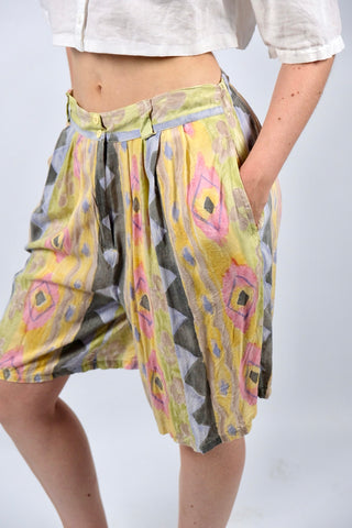 80s/90s Bermuda-Shorts aus reiner Viskose im Hosenrock-Stil mit hoher Taille, leicht elastischem Gummizugbund, Gürtelschlaufen, Bundfalten, seitlichen Eingrifftaschen und buntem Crazy Pattern Print – tragbar von einer heutigen M bis L