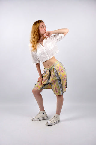 80s/90s Bermuda-Shorts aus reiner Viskose im Hosenrock-Stil mit hoher Taille, leicht elastischem Gummizugbund, Gürtelschlaufen, Bundfalten, seitlichen Eingrifftaschen und buntem Crazy Pattern Print – tragbar von einer heutigen M bis L