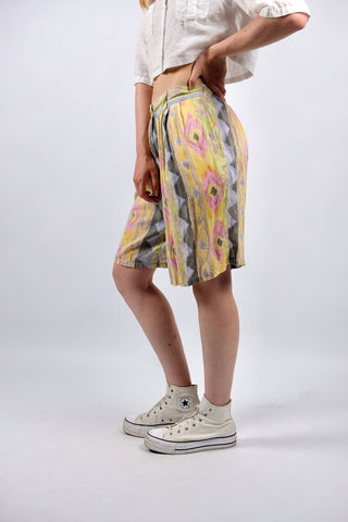 80s/90s Bermuda-Shorts aus reiner Viskose im Hosenrock-Stil mit hoher Taille, leicht elastischem Gummizugbund, Gürtelschlaufen, Bundfalten, seitlichen Eingrifftaschen und buntem Crazy Pattern Print – tragbar von einer heutigen M bis L