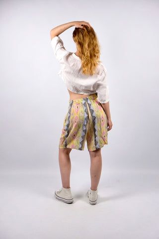 80s/90s Bermuda-Shorts aus reiner Viskose im Hosenrock-Stil mit hoher Taille, leicht elastischem Gummizugbund, Gürtelschlaufen, Bundfalten, seitlichen Eingrifftaschen und buntem Crazy Pattern Print – tragbar von einer heutigen M bis L