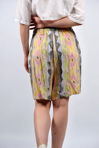 80s/90s Bermuda-Shorts aus reiner Viskose im Hosenrock-Stil mit hoher Taille, leicht elastischem Gummizugbund, Gürtelschlaufen, Bundfalten, seitlichen Eingrifftaschen und buntem Crazy Pattern Print – tragbar von einer heutigen M bis L