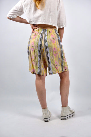 80s/90s Bermuda-Shorts aus reiner Viskose im Hosenrock-Stil mit hoher Taille, leicht elastischem Gummizugbund, Gürtelschlaufen, Bundfalten, seitlichen Eingrifftaschen und buntem Crazy Pattern Print – tragbar von einer heutigen M bis L
