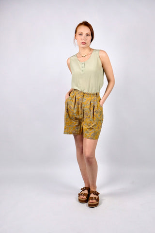 Senfgelbe 80s/90s Shorts mit tollem Boho Muster in Weinrot, Salbei/Mint, Oliv und Ocker; schöner High Waist Schnitt mit Bundfalten, Gürtelschlaufen und seitlichen Eingrifftaschen – entspricht einer heutigen M – ein absolutes Highlight