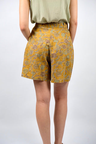 Senfgelbe 80s/90s Shorts mit tollem Boho Muster in Weinrot, Salbei/Mint, Oliv und Ocker; schöner High Waist Schnitt mit Bundfalten, Gürtelschlaufen und seitlichen Eingrifftaschen – entspricht einer heutigen M – ein absolutes Highlight