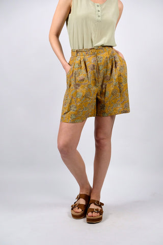 Senfgelbe 80s/90s Shorts mit tollem Boho Muster in Weinrot, Salbei/Mint, Oliv und Ocker; schöner High Waist Schnitt mit Bundfalten, Gürtelschlaufen und seitlichen Eingrifftaschen – entspricht einer heutigen M – ein absolutes Highlight