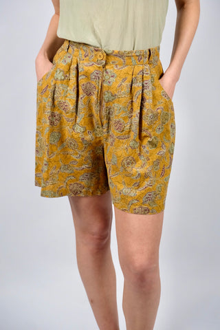 Senfgelbe 80s/90s Shorts mit tollem Boho Muster in Weinrot, Salbei/Mint, Oliv und Ocker; schöner High Waist Schnitt mit Bundfalten, Gürtelschlaufen und seitlichen Eingrifftaschen – entspricht einer heutigen M – ein absolutes Highlight