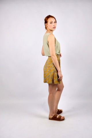 Senfgelbe 80s/90s Shorts mit tollem Boho Muster in Weinrot, Salbei/Mint, Oliv und Ocker; schöner High Waist Schnitt mit Bundfalten, Gürtelschlaufen und seitlichen Eingrifftaschen – entspricht einer heutigen M – ein absolutes Highlight