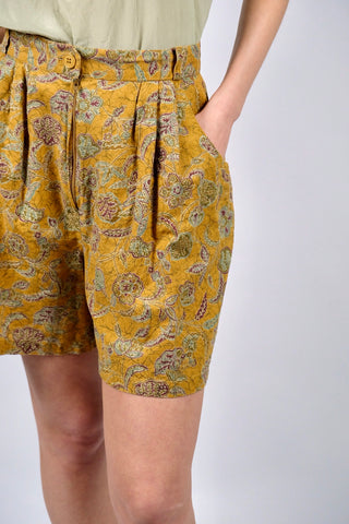Senfgelbe 80s/90s Shorts mit tollem Boho Muster in Weinrot, Salbei/Mint, Oliv und Ocker; schöner High Waist Schnitt mit Bundfalten, Gürtelschlaufen und seitlichen Eingrifftaschen – entspricht einer heutigen M – ein absolutes Highlight