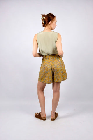 Senfgelbe 80s/90s Shorts mit tollem Boho Muster in Weinrot, Salbei/Mint, Oliv und Ocker; schöner High Waist Schnitt mit Bundfalten, Gürtelschlaufen und seitlichen Eingrifftaschen – entspricht einer heutigen M – ein absolutes Highlight
