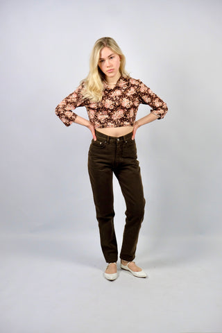 dunkelbraune 90s Jeans von der britischen Modedesignerin Katharine Hamnett, made in Italy, klassischer Momfit mit hoher Taille und eher schmal geschnittenem Bein – passend für eine XXS – ein seltenes Fundstück und absolutes Highlight