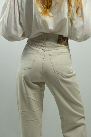 80s/90s Jeans aus reiner, weicher Baumwolle (etwas Chino-artiger Stoff) in hellem Beige/Creme – klassischer Karottenschnitt mit hoher Taille