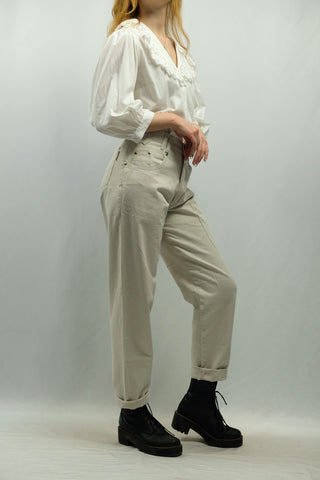 80s/90s Jeans aus reiner, weicher Baumwolle (etwas Chino-artiger Stoff) in hellem Beige/Creme – klassischer Karottenschnitt mit hoher Taille