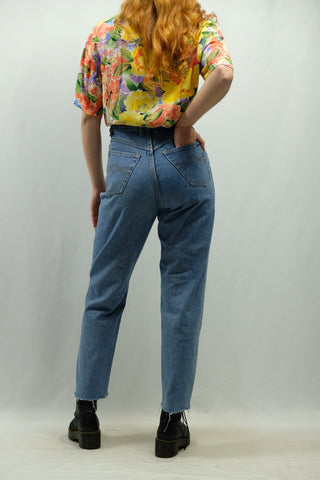 80s/90s Mom Jeans in hell-/mittelblauer Waschung mit hoher Taille und klassischem Momfit – mit Upcycling Fransensaum – ein absolutes Highlight